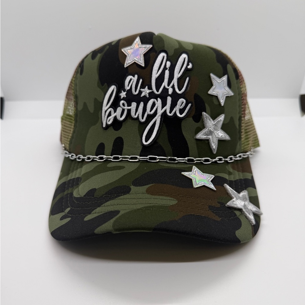 💚🖤 Camo Trucker Hat with Silver Chain & Star Accents